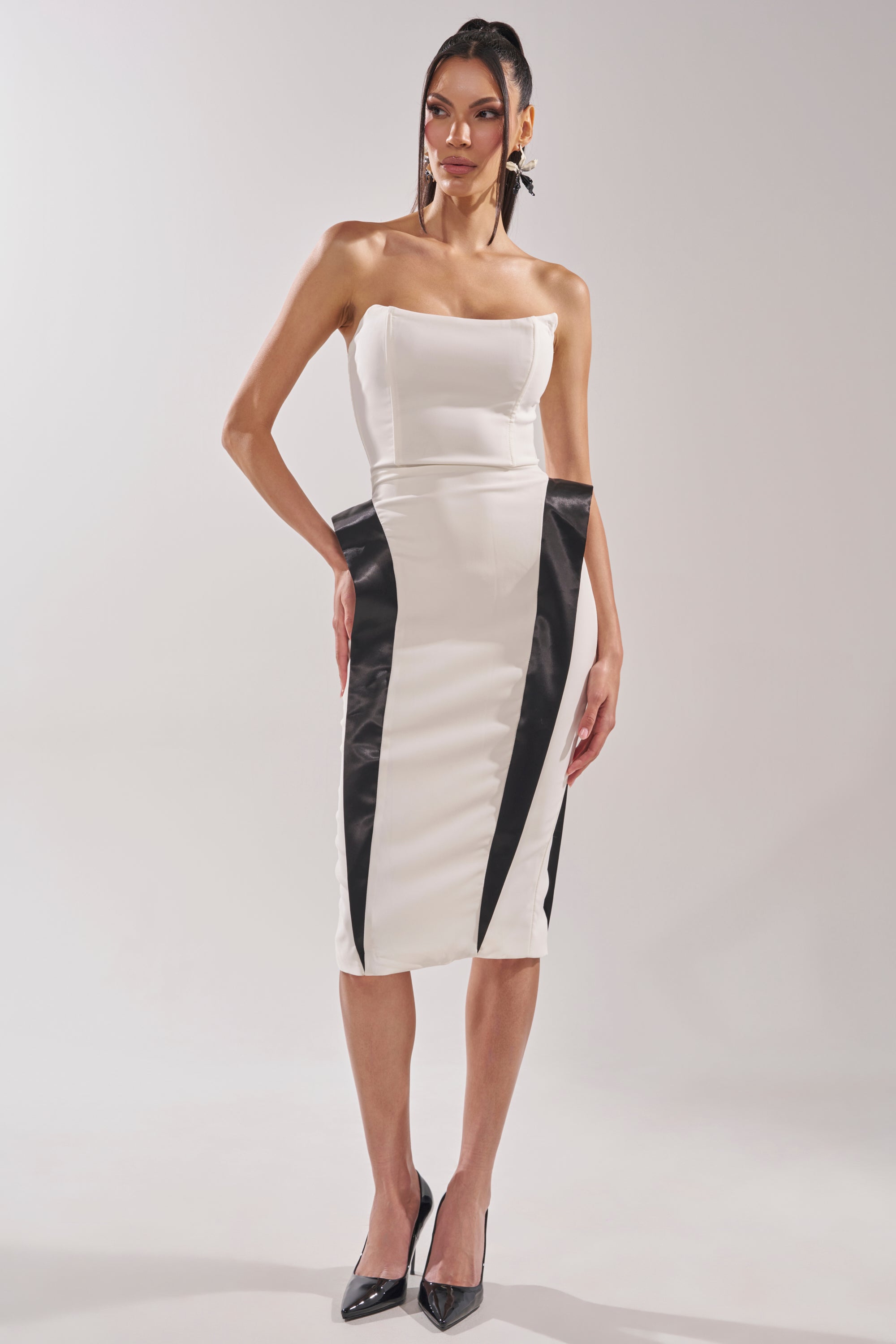 CHIC AND SOPHISTICATED STRUCTURED MIDI DRESS IN WHITE